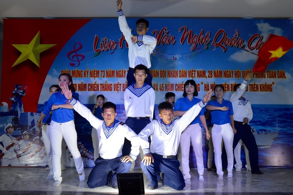 Lữ đoàn 127 liên hoan nghệ thuật quần chúng