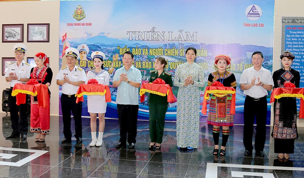Triển lãm “Lào Cai chung sức xây dựng, bảo vệ biên giới-biển đảo Tổ quốc”