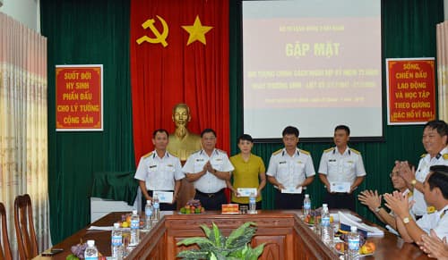 Vùng 2 Hải quân: Thăm, tặng quà các gia đình chính sách