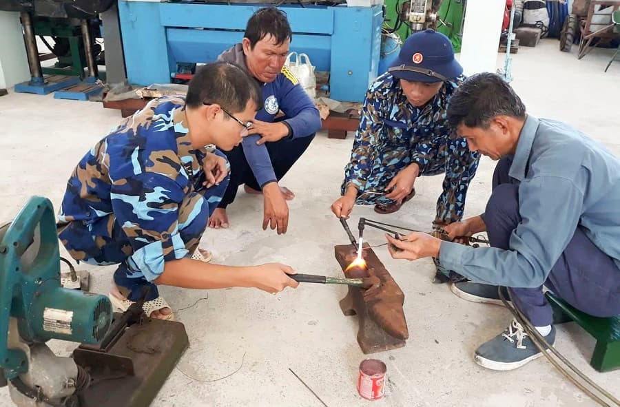 Tàu cá QNg 96147 TS được Đội dịch vụ Âu tàu Song Tử Tây sửa chữa hỏng hóc máy tàu