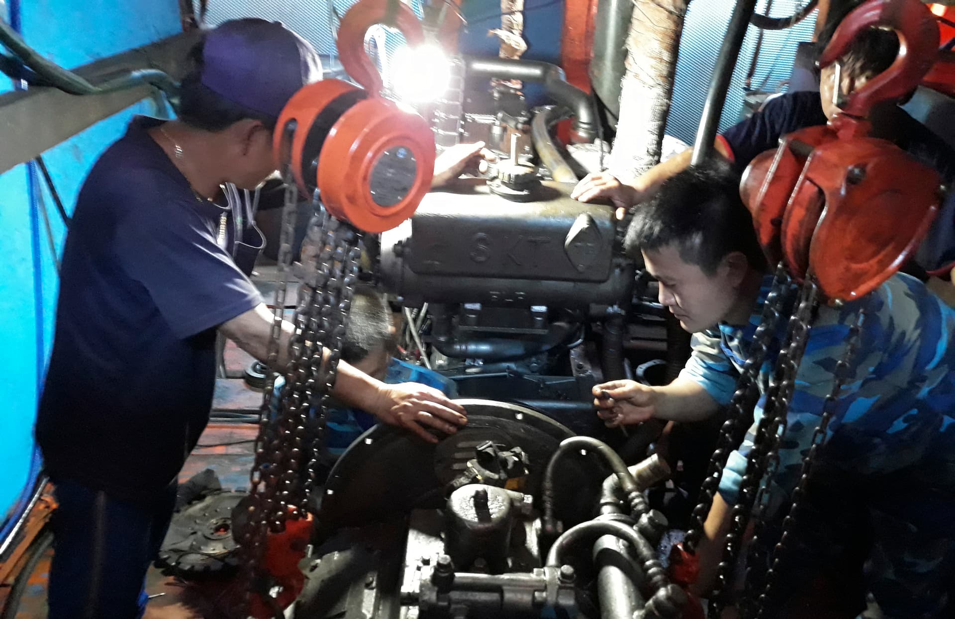 Trung tâm dịch vụ Hậu cần-Kỹ thuật đảo Song Tử Tây: Khắc phục xong hỏng hóc cho tàu cá BĐ 95630 TS