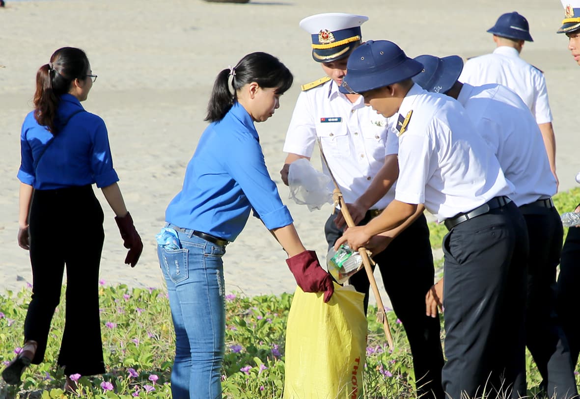 Tuổi trẻ Vùng 3 ra quân làm sạch biển