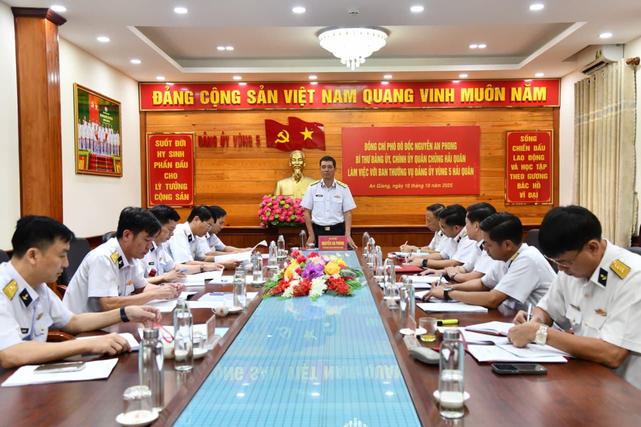 Phó Đô đốc Nguyễn An Phong kiểm tra tại Vùng 5