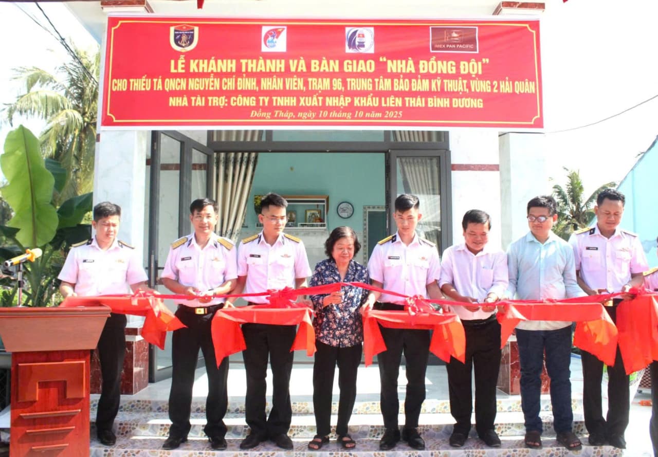 Trao nhà đồng đội tặng gia đình quân nhân có hoàn cảnh khó khăn