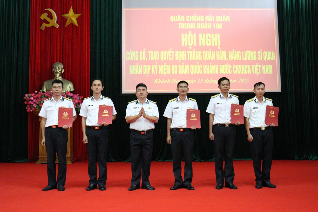 Trung đoàn 196 trao quyết định thăng quân hàm, nâng lương sĩ quan