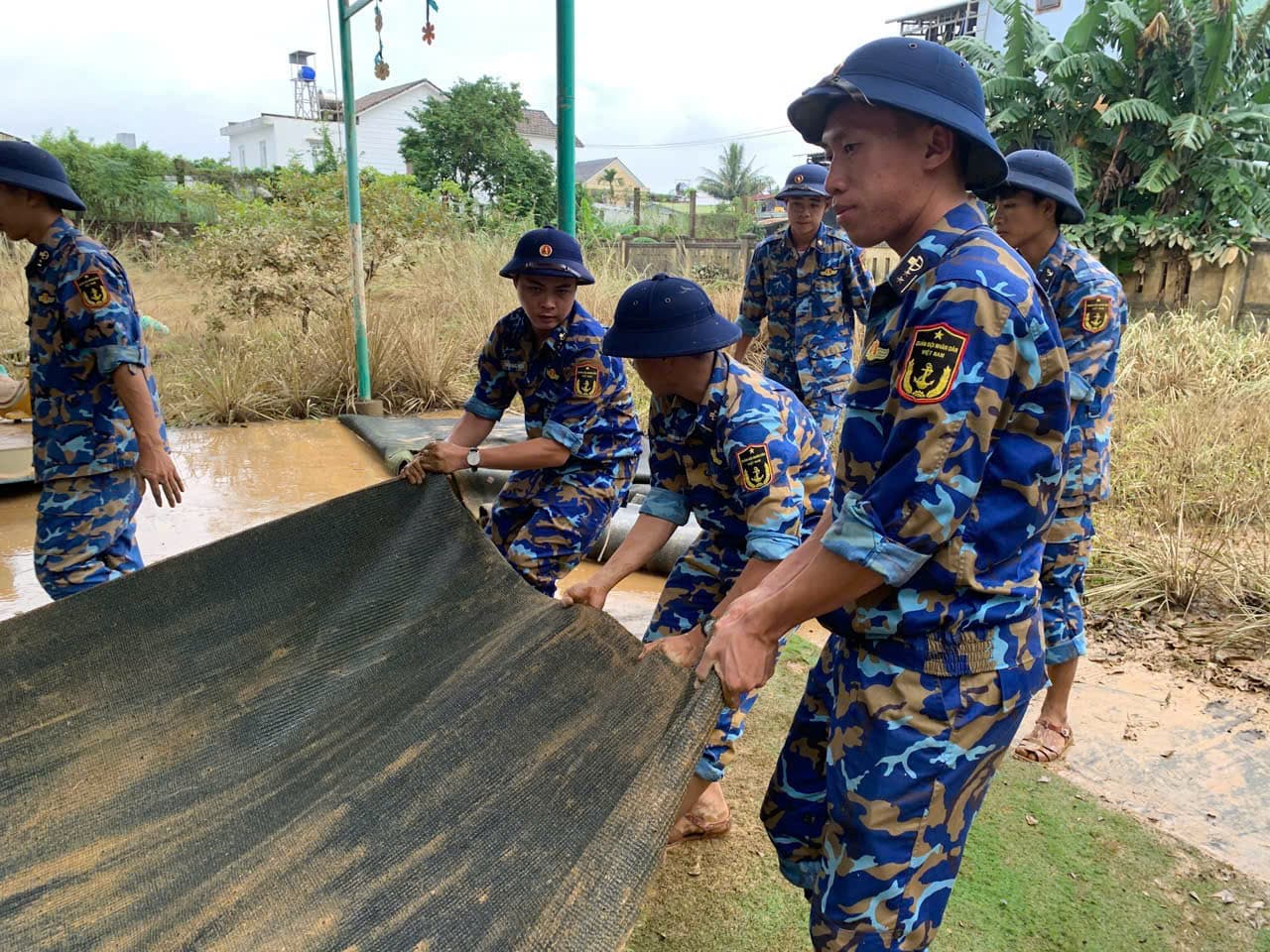 Cán bộ, chiến sĩ Lữ đoàn 126 tham gia giúp đỡ nhân dân TP. Đà Nẵng khắc phục hậu quả mưa lũ