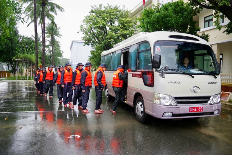 Hơn 100 cán bộ, chiến sĩ Vùng 3 Hải quân khẩn trương giúp nhân dân miền Trung khắc phục hậu quả mưa, lũ