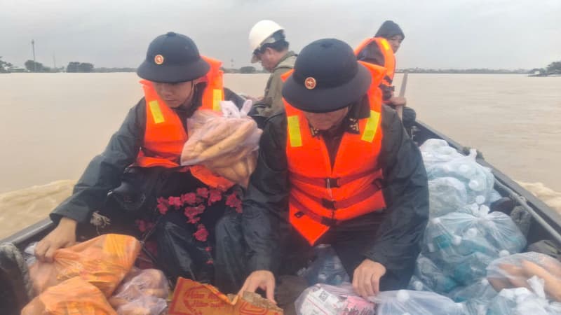 Bộ đội Hải quân tiếp tế lương thực, thực phẩm cho người dân trong tâm lũ