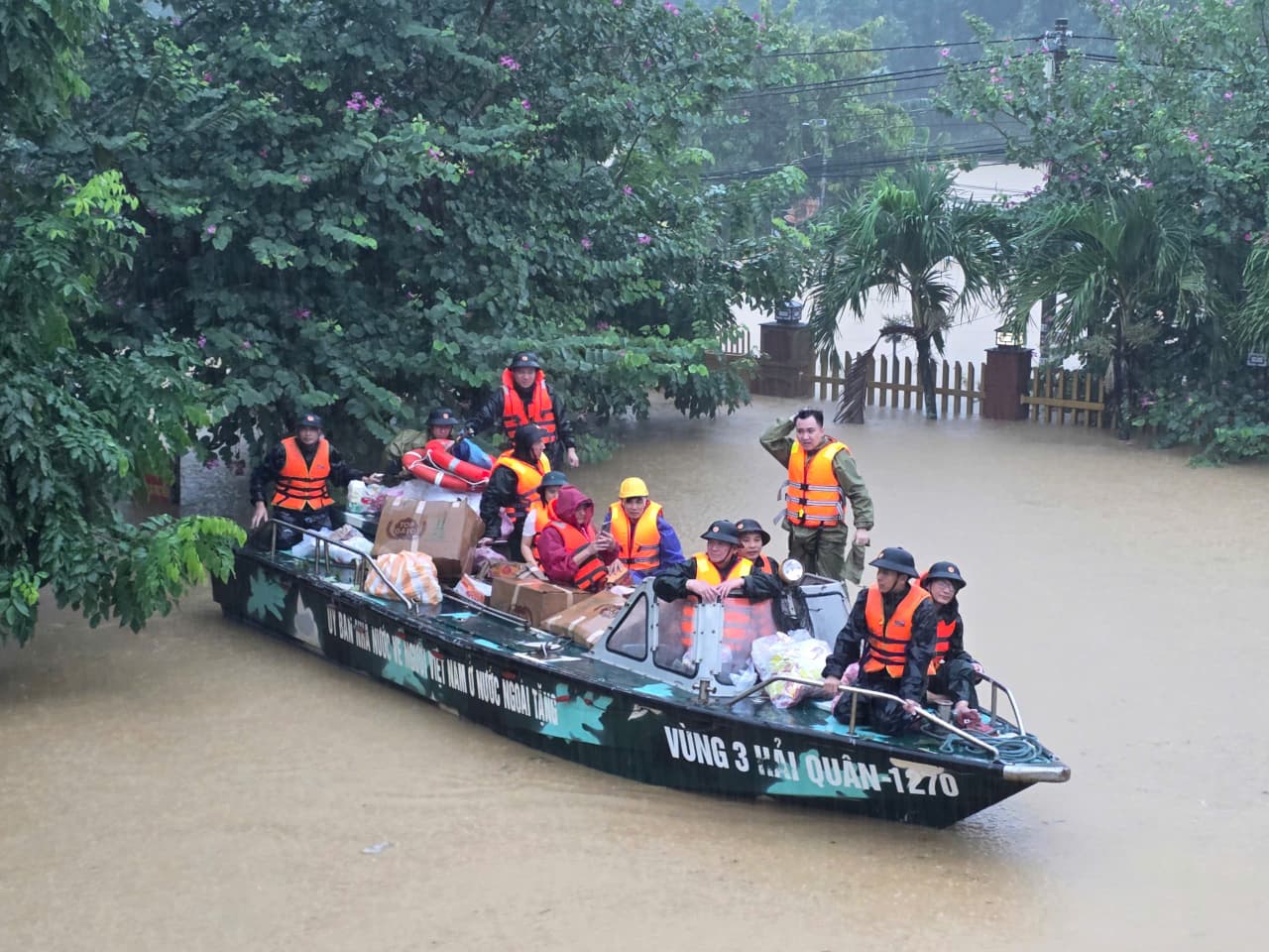 Vùng 3 Hải quân tiếp tục tăng cường lực lượng, phương tiện giúp đỡ người dân vùng lũ