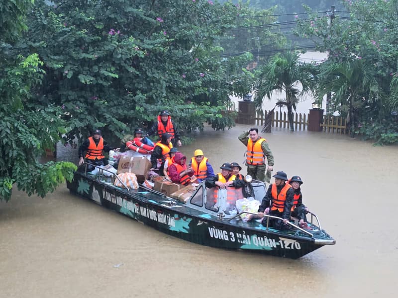 Vùng 3 Hải quân tiếp tục tăng cường lực lượng, phương tiện giúp đỡ người dân vùng lũ