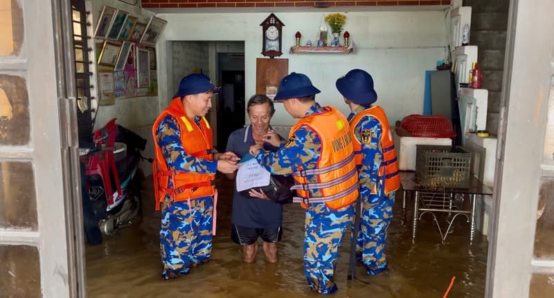 Những phần quà nghĩa tình của bộ đội Hải quân đến với người dân vùng lũ