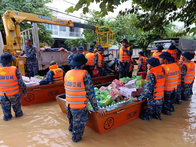 Lữ đoàn 83 giúp dân khắc phục hậu quả lũ lụt