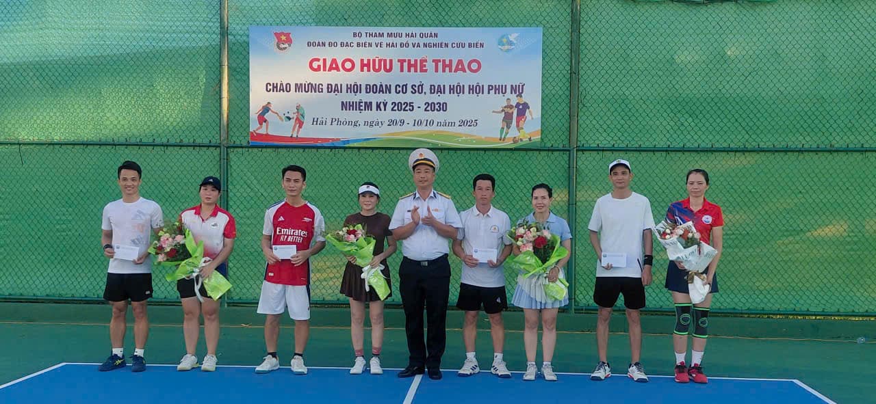 Đoàn Đo đạc biên vẽ hải đồ và nghiên cứu biển tổ chức giao hữu thể thao