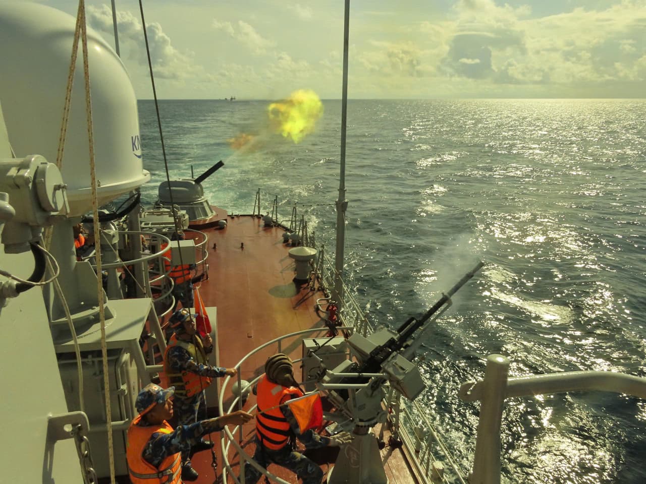 Lữ đoàn 167 bắn đạn thật biên đội tàu trên biển