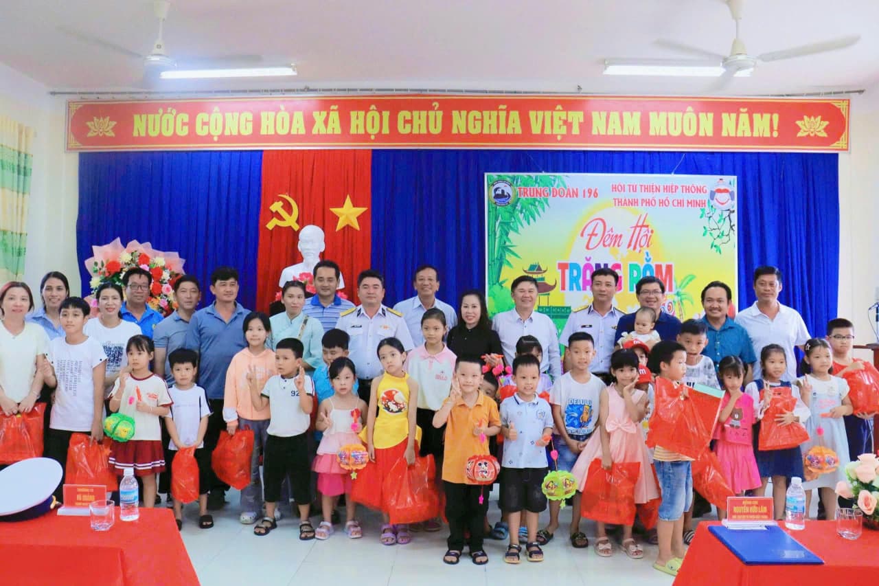 Đêm hội trăng rằm ở Trung đoàn 196