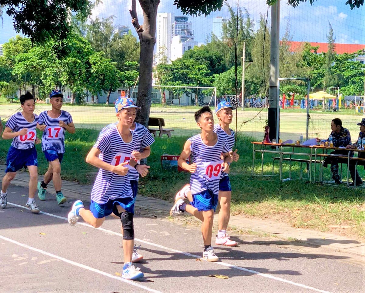 Kiểm tra các tiêu chuẩn rèn luyện thể lực đối với học viên năm cuối