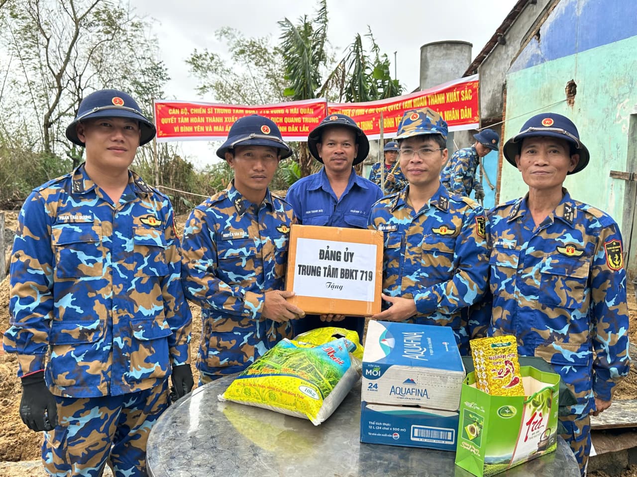 Trung tâm Bảo đảm kỹ thuật 719 đẩy nhanh tiến độ xây nhà cho nhân dân vùng lũ