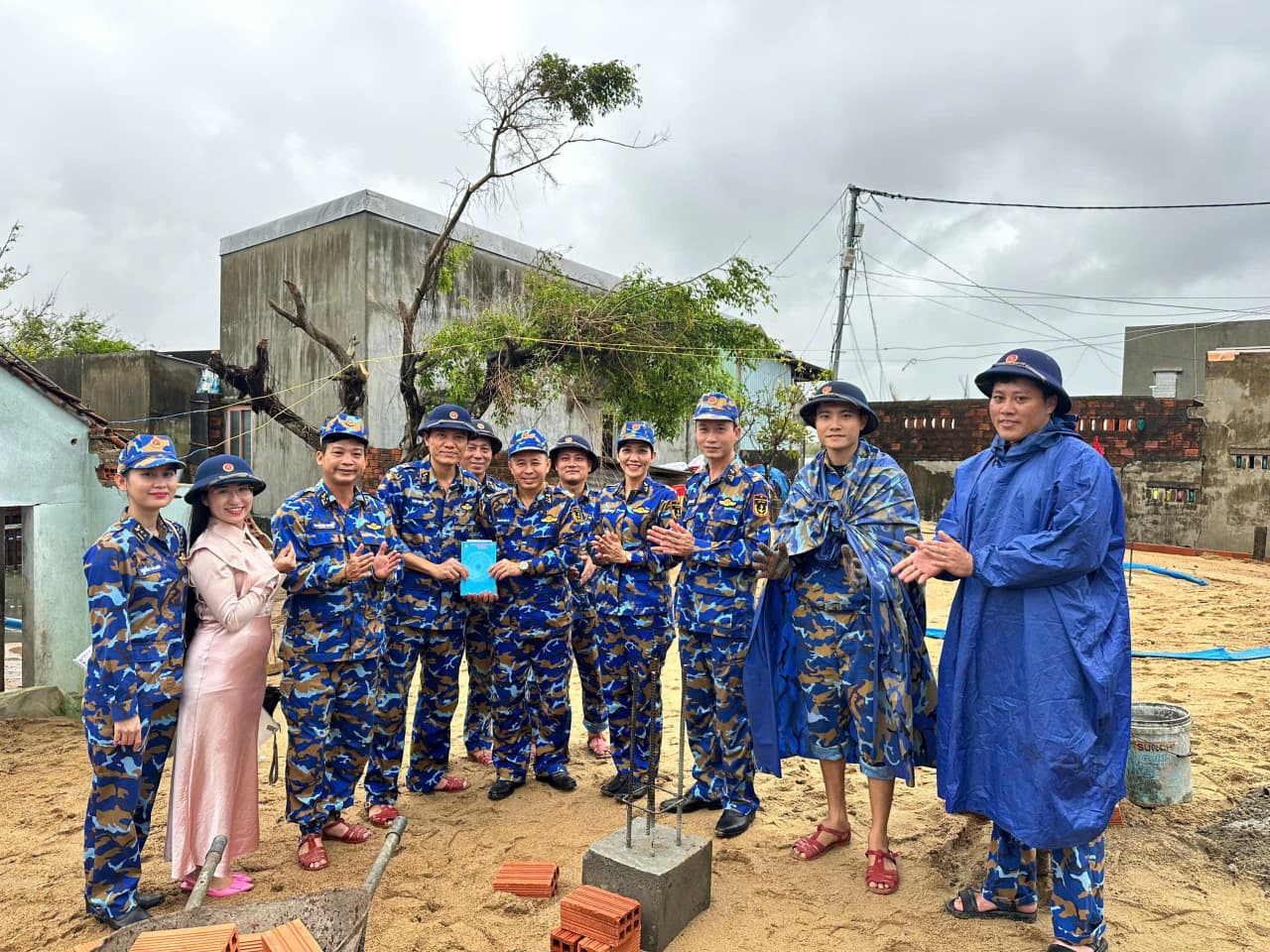 Lữ đoàn 161 tặng quà cho 50 hộ dân bị thiệt hại nặng do mưa lũ