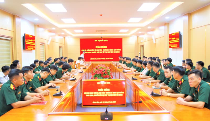 Đoàn cán bộ, giảng viên, học viên Trường Sĩ quan Lục quân 2 tham quan, nghiên cứu tại Học viện Hải quân