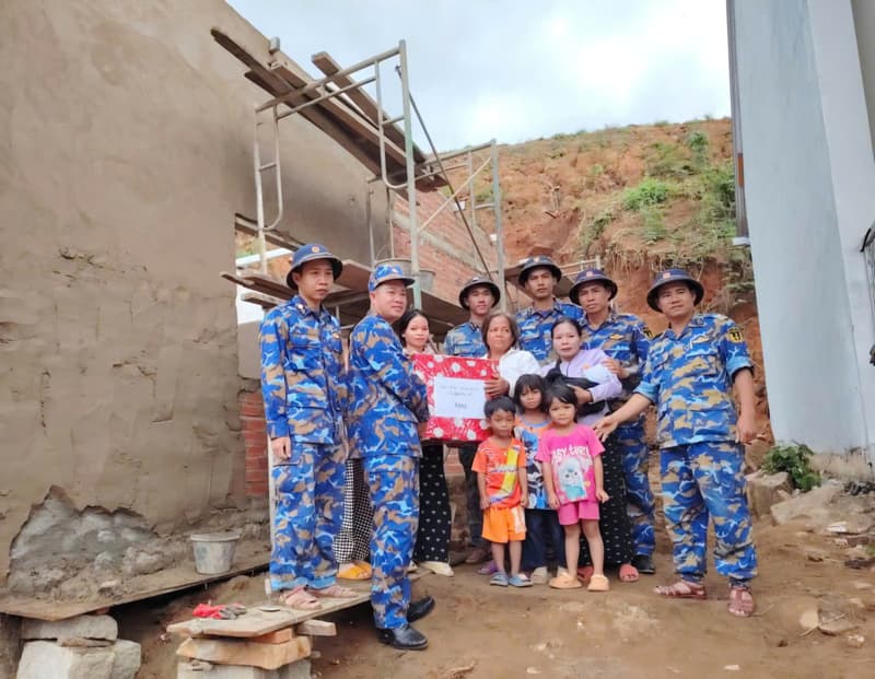 Lữ đoàn 101 tặng quà người dân vùng núi Tây Khánh Sơn