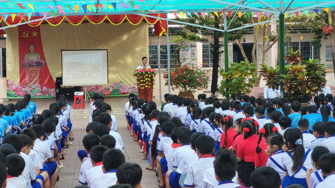 Lữ đoàn 175 tuyên truyền kỷ niệm 81 năm Ngày thành lập Quân đội nhân dân Việt Nam