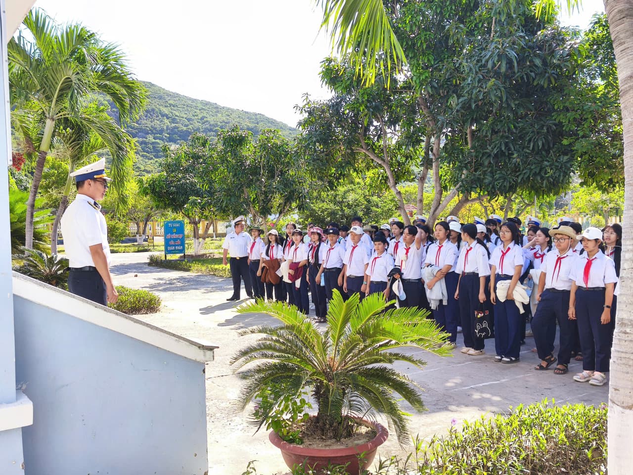 Hơn 100 giáo viên, học sinh tham quan trải nghiệm tại Lữ đoàn 957