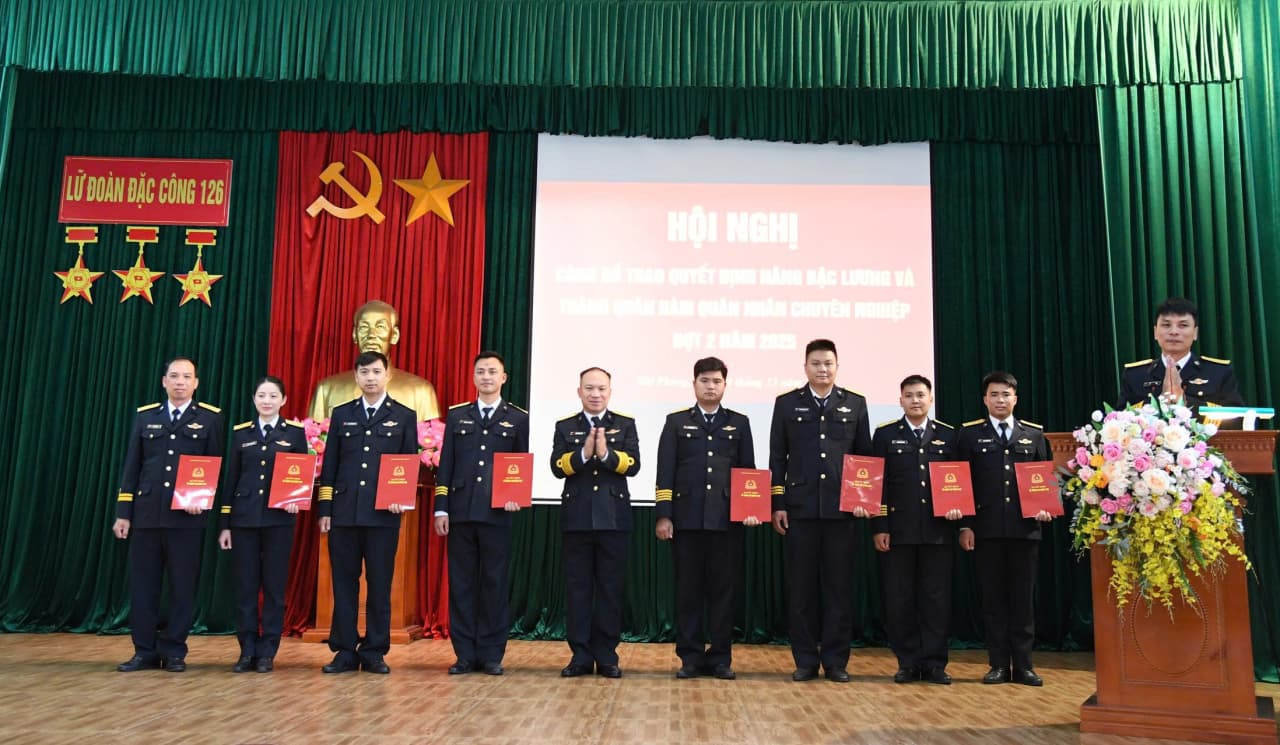 Lữ đoàn 126 trao quyết định nâng lương, thăng quân hàm quân nhân chuyên nghiệp
