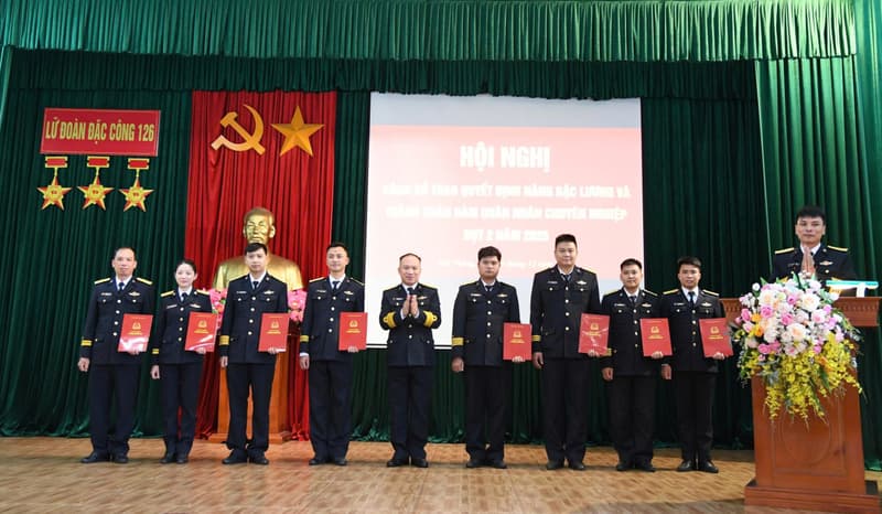 Lữ đoàn 126 trao quyết định nâng lương, thăng quân hàm quân nhân chuyên nghiệp