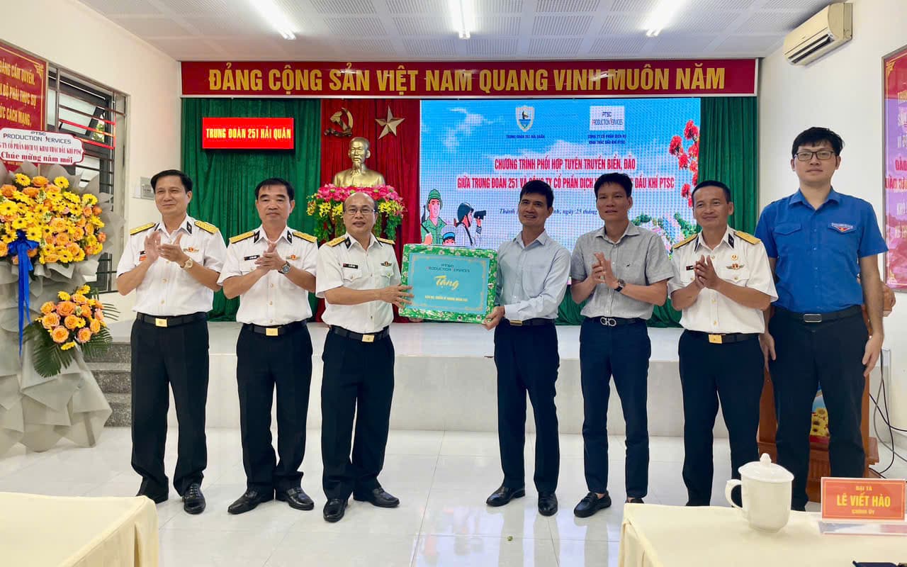 Trung đoàn 251 phối hợp tuyên truyền biển đảo với Công ty CP Dịch vụ khai thác dầu khí PTSC