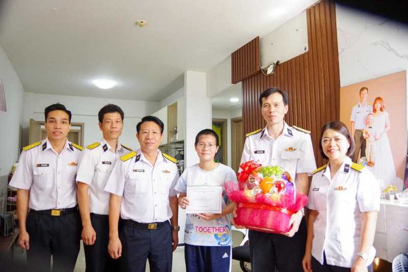 Trường Cao đẳng Kỹ thuật Hải quân trao quà hỗ trợ gia đình quân nhân