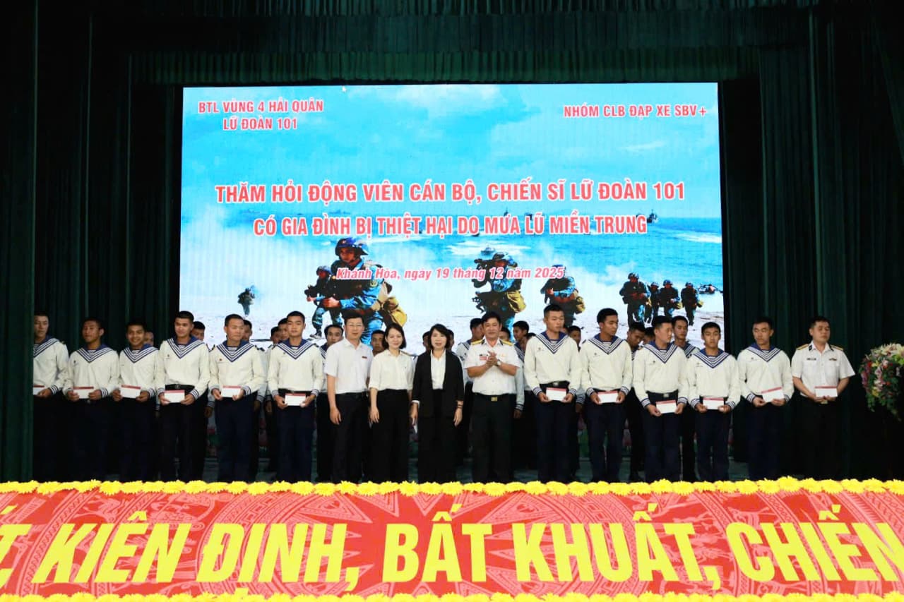 Câu lạc bộ đạp xe SBV+ thăm hỏi, động viên quân nhân Lữ đoàn 101 bị thiệt hại do mưa lũ