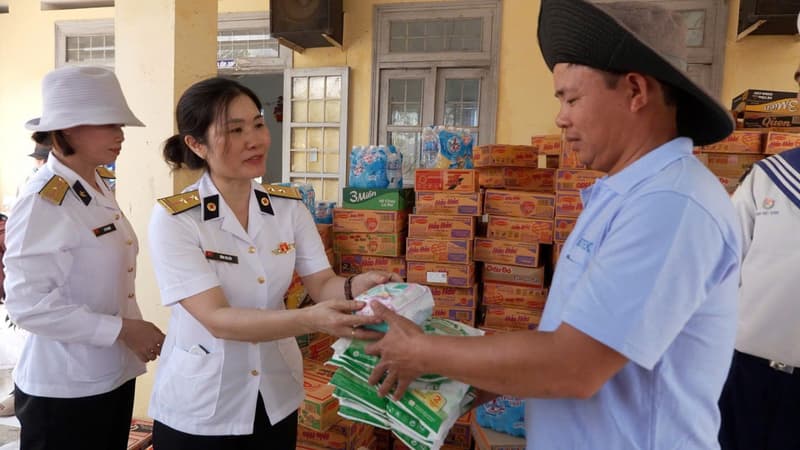 Vùng 4 Hải quân tiếp sức nhân dân vùng lũ