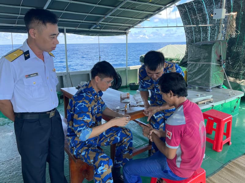 Tàu 706 thuộc Hải đoàn 128 hỗ trợ ngư dân bị tai nạn trên biển