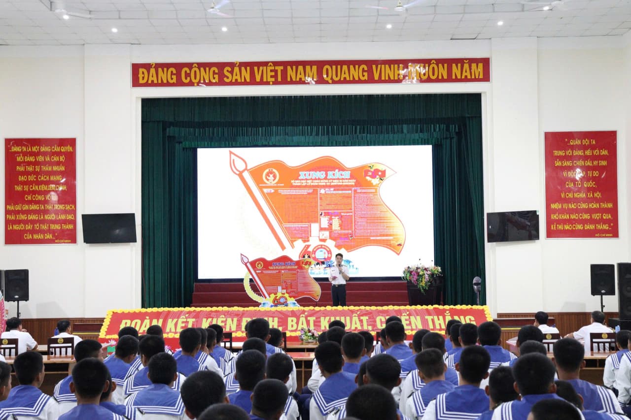 Lữ đoàn 101: Hội thi mô hình báo tường