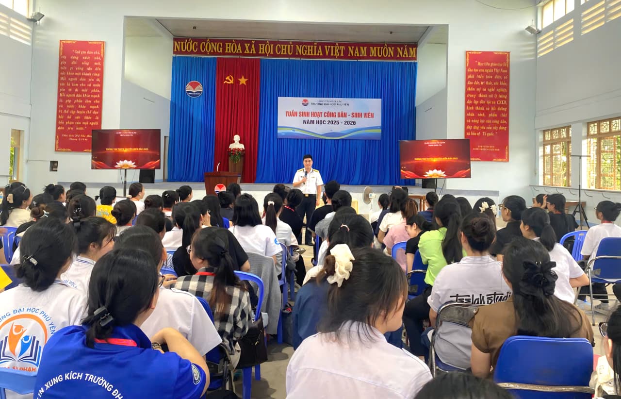 Trung đoàn 196 thông tin về biển đảo cho hơn 500 sinh viên Trường Đại học Phú Yên