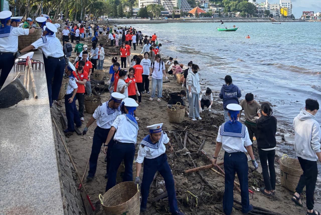 Tuổi trẻ Lữ đoàn 171 chung tay làm sạch bãi biển Vũng Tàu