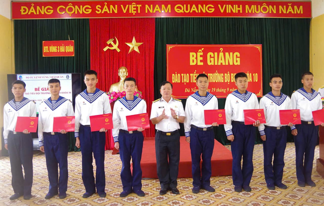 Vùng 3: Bế giảng đào tạo tiểu đội trưởng bộ binh khóa 10 năm 2025