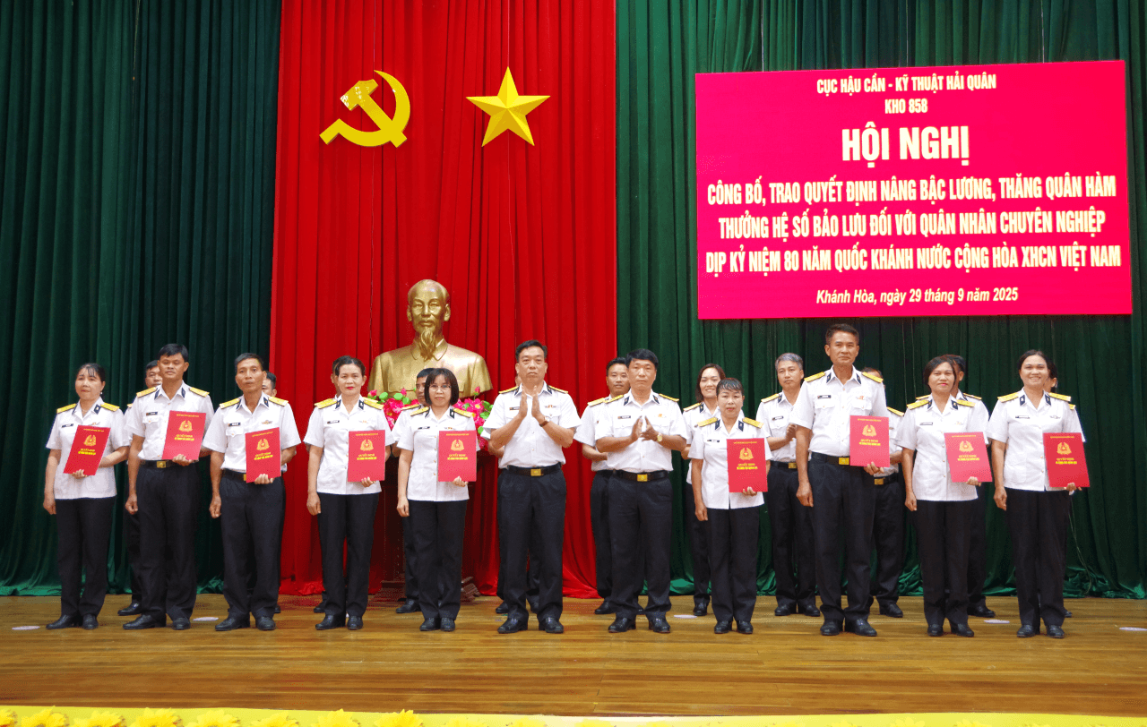 Các đơn vị trao quyết định nâng lương, thăng quân hàm cho quân nhân chuyên nghiệp