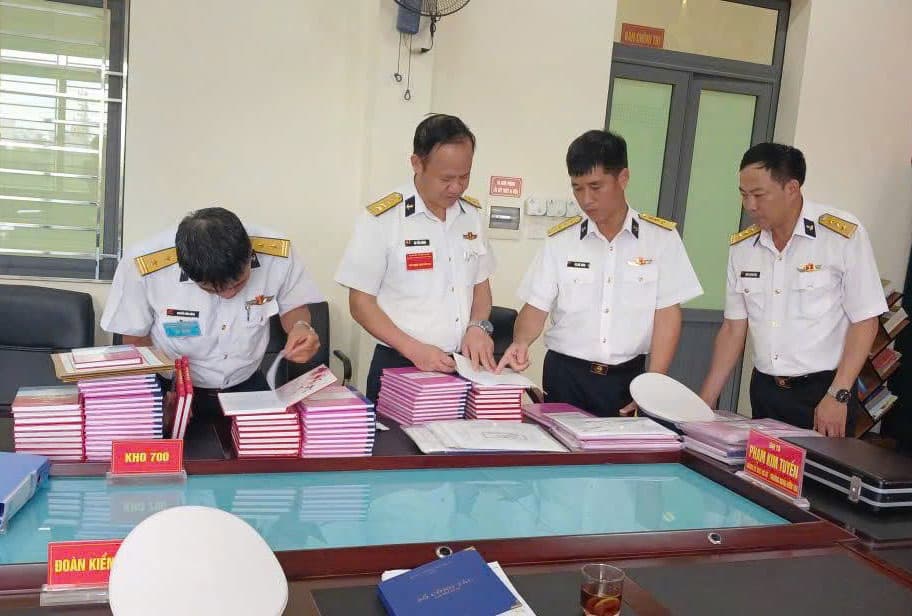 Cục Hậu cần-Kỹ thuật Hải quân kiểm tra đơn vị vững mạnh toàn diện tại Kho 700