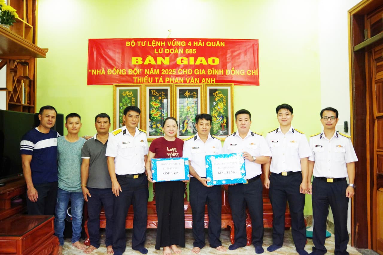 Lữ đoàn 685 bàn giao nhà đồng đội