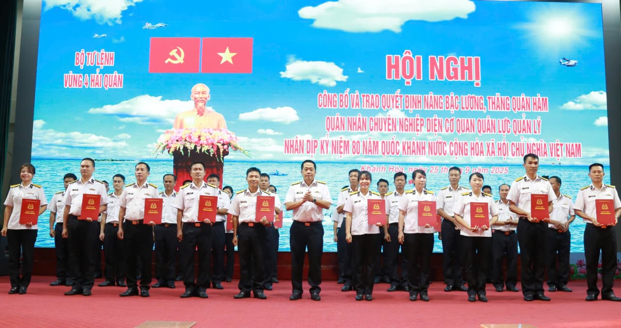 Các đơn vị trao quyết định nâng lương, thăng quân hàm quân nhân chuyên nghiệp