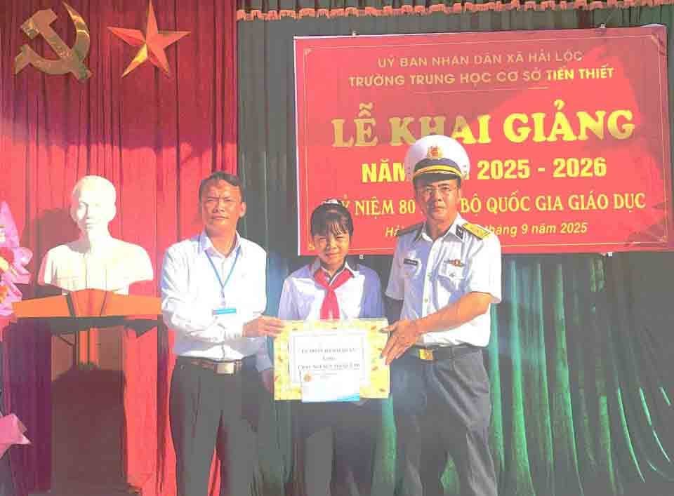 Lữ đoàn 169 tặng quà con ngư dân nhân dịp năm học 2025-2026