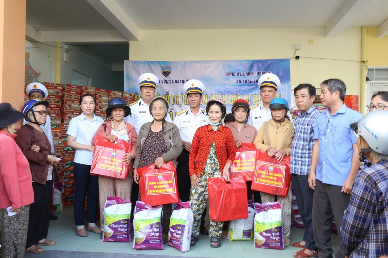 Trao 400 phần quà tặng nhân dân tỉnh Đắk Lắk bị thiệt hại do bão số 13