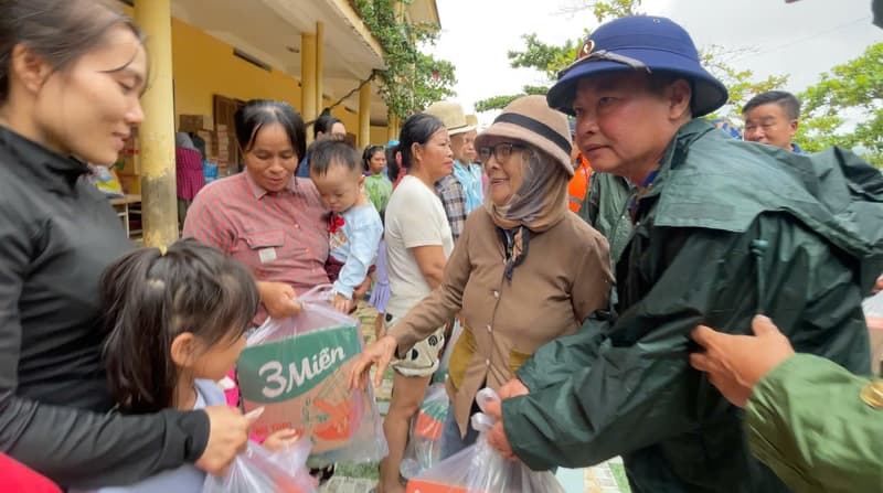Tư lệnh Vùng 4 thăm, động viên nhân dân vùng lũ Khánh Hòa