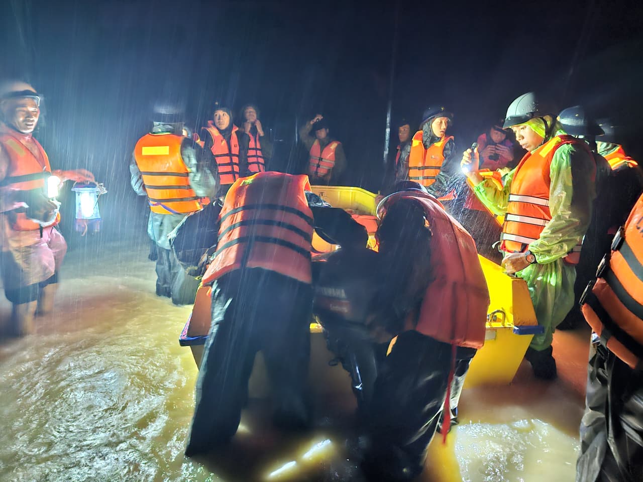 Cán bộ, học viên Học viện Hải quân dầm mình giúp nhân dân trong mưa lũ