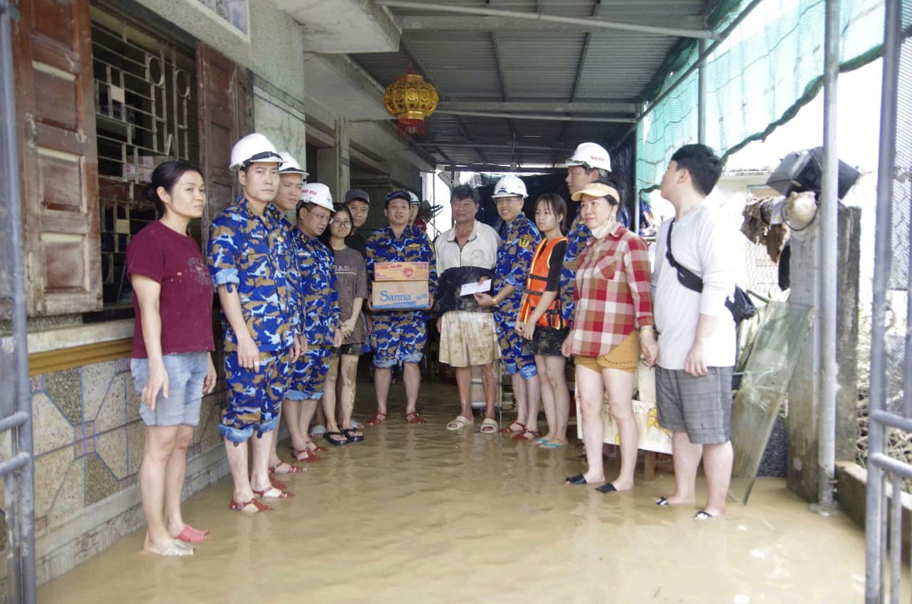 Nhà máy X52 hỗ trợ và tặng quà nhân dân vùng lũ