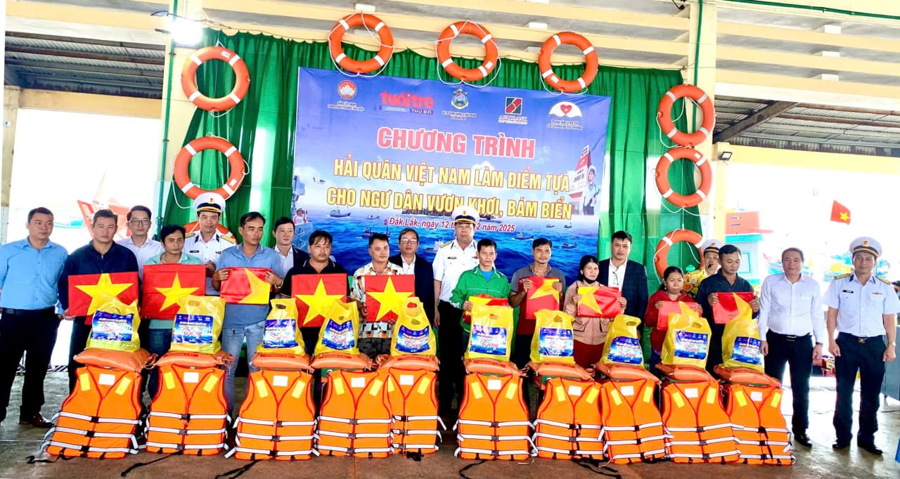 Lữ đoàn 682 tổ chức chương trình “Hải quân Việt Nam làm điểm tựa cho ngư dân vươn khơi bám biển”