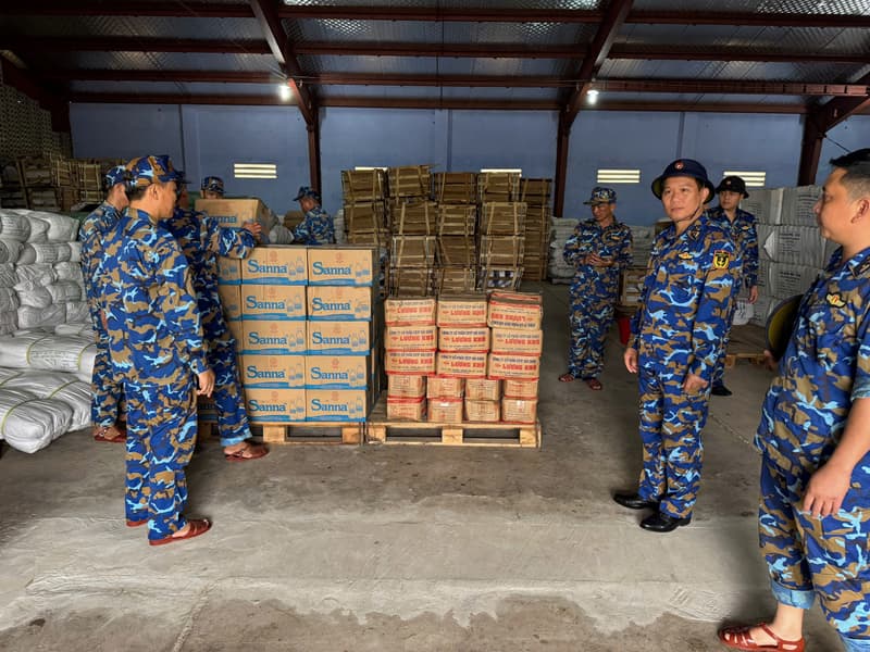 Trung tâm TC-ĐL-CL hỗ trợ lương thực, nước sạch cho nhân dân vùng lũ Khánh Hòa