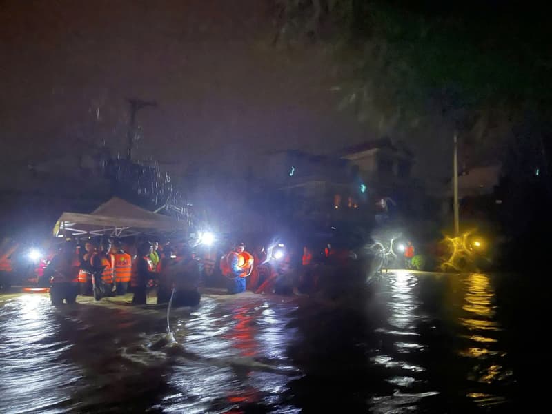 Đặc công Hải quân bám hiện trường giúp dân vùng ngập lụt