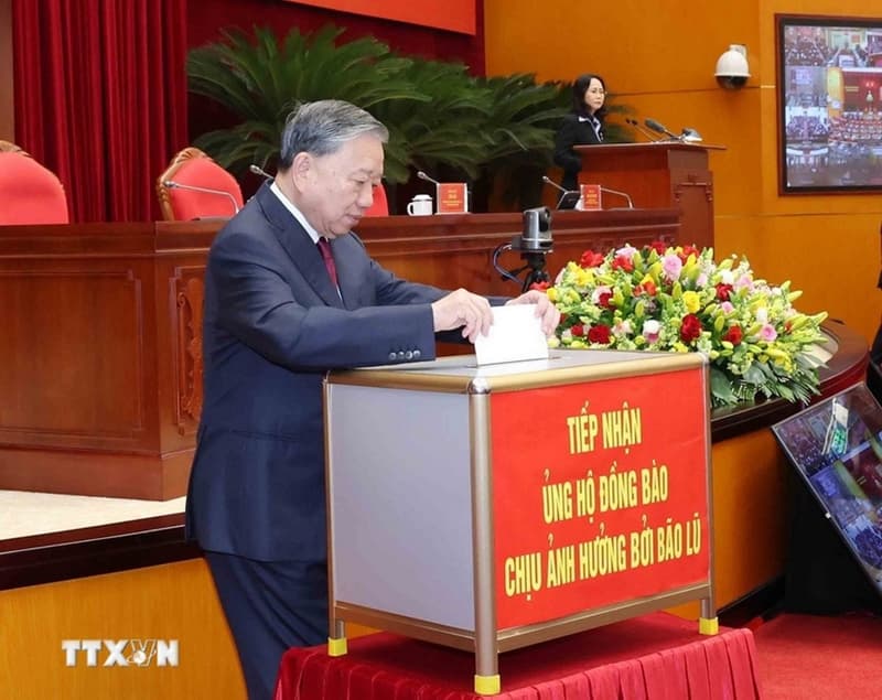 Tổng Bí thư Tô Lâm và các đại biểu quyên góp ủng hộ đồng bào các tỉnh bị bão lũ